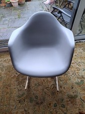 1 Vitra Eames Light Grey