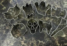 Mini halloween cookie cutters. 8 set in tin 
