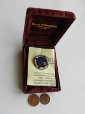 A BOXED SILVER & ENAMELLED COIN By GAY NYSSEN, QUEEN VICTORIA 1887 COIN BROOCH.