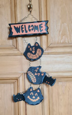 HANGING WOODEN HALLOWEEN 'WELCOME' SIGN Cats and Bats Black Glittery Orange