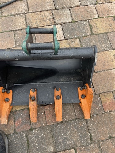 Digger bucket with - 30mm, pins