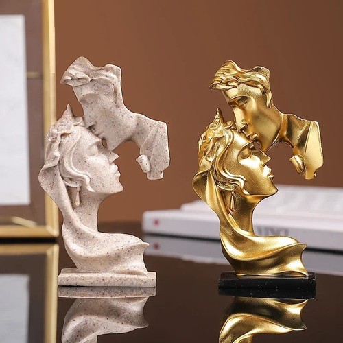 Couple kiss figurine - couple,