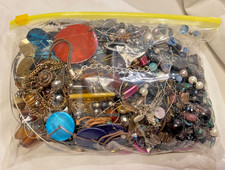 VINTAGE MIXED LOT COSTUME JEWELLERY ALL BROKEN FOR CRAFT SPARE REPAIR 962G SCRAP