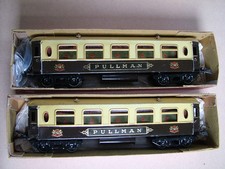 Hornby O Gauge 2 x No 2 Pullman coaches (c 1938)
