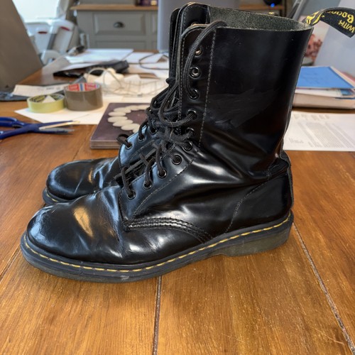 Martens airwair hole - 10,
