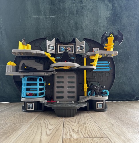 Batman batcave figures - &,