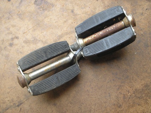 Lyotard black reflector - , pedals