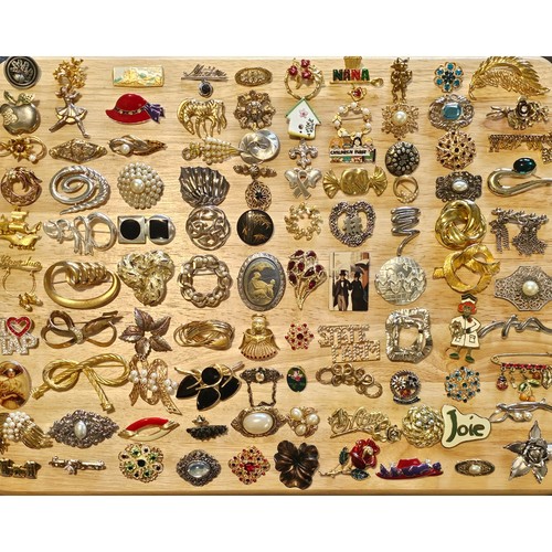 100 piece brooch lot - 100,