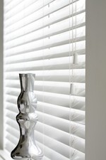 WHITE WOODEN VENETIAN BLINDS