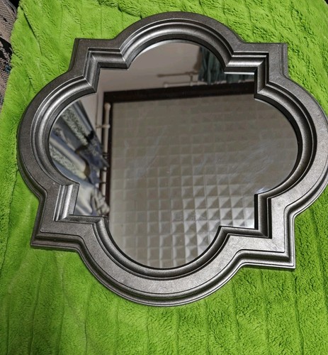 Wall mirror with quatrefoil