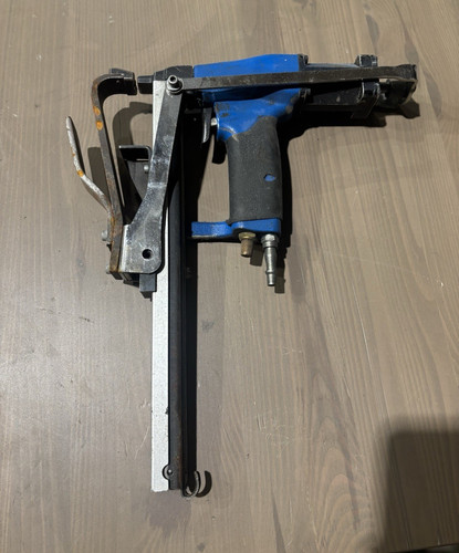 Pneumatic air staple - staple, gun