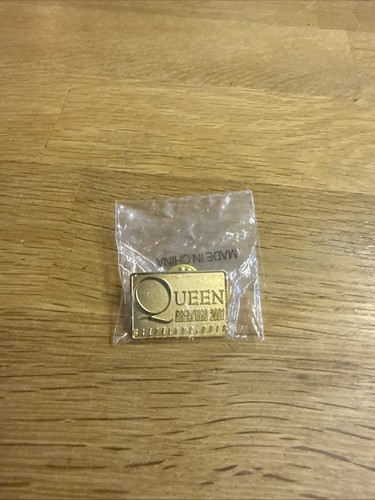 Queen badge breakthru 2001 - queen,