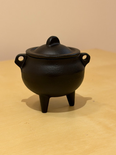 Unbranded cast iron cauldron - cast,