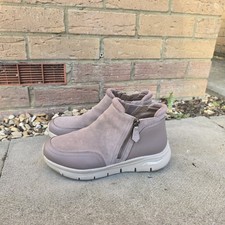 SKECHERS Arch Fit Zip Boots