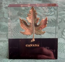 Collectable Paperweight Canada Gold Maple Leaf In Clear Lucite