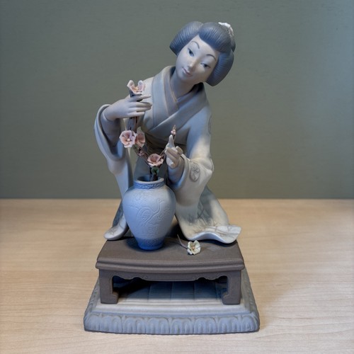Lladro porcelain figure - lladro,