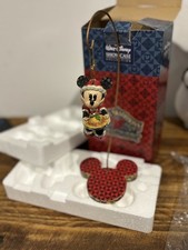 Jim Shore Disney Traditions Enesco Minnie Claus with Stand - box and Styrofoam 