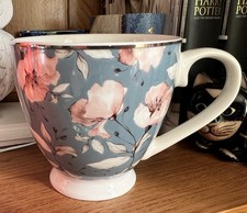 FLORAL DESIGN FOOTED MUG LARGE