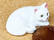 Dolls house white cat facing - white,