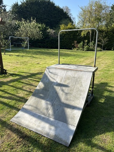 Quarter pipe skateboard ramp