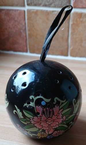 Black floral pomander - black,