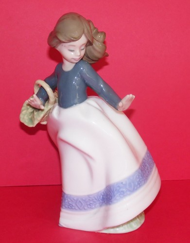 Nao lladro girl with flower - *,