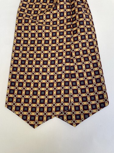 Retro geometric print cravat
