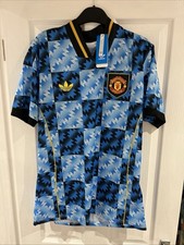 Man Utd Shirt Retro fits like