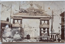 VINTAGE POSTCARD SHEFFIELD FORGING PRESS ARMOUR PLATE DISPLAY KING AND QUEEN