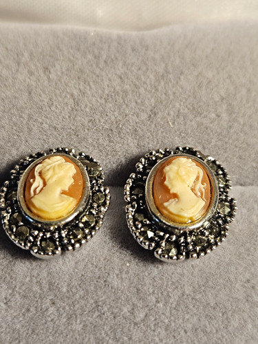 Oval shell cameo stud earrings - shell,