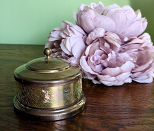 VINTAGE 1940s MUSICAL COMPACT