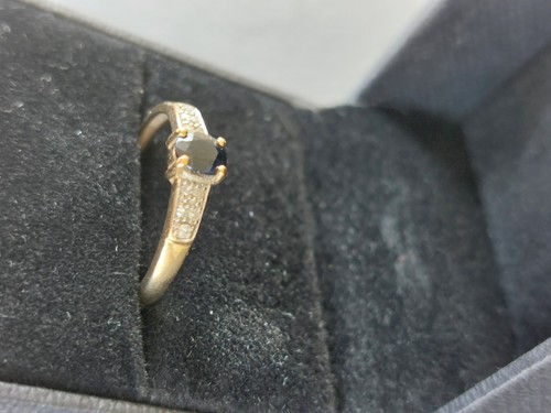9kt gold ring probably - -,