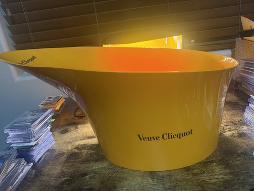 Veuve clicquot champagne - clicquot,