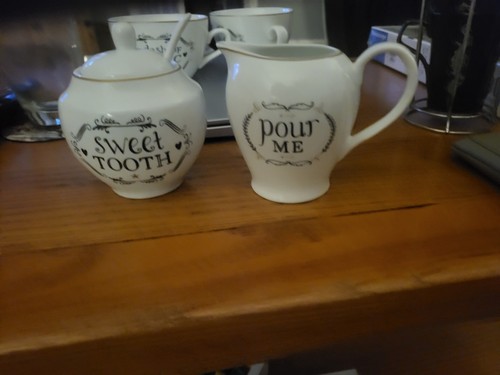 Alice wonderland teapot - in,