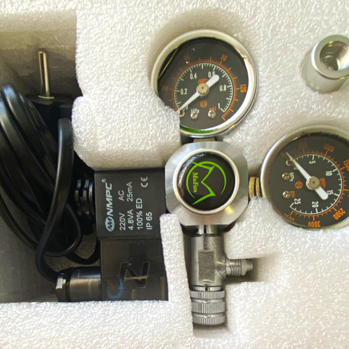 Co2 pressure regulator with - pressure,