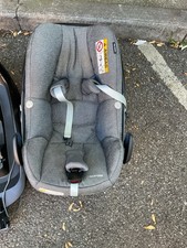 Maxi Cosi Pebble Plus car seat with Newborn Insert and ISOFix Base