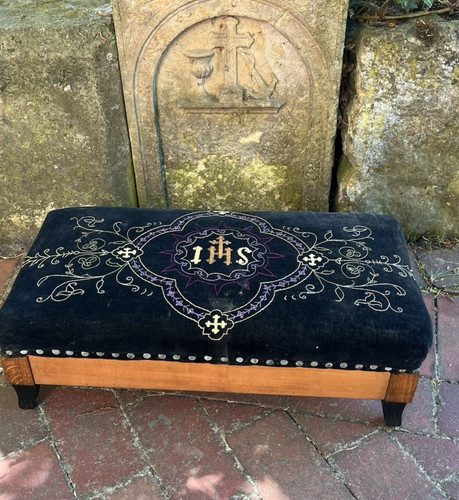 Historical knee bench