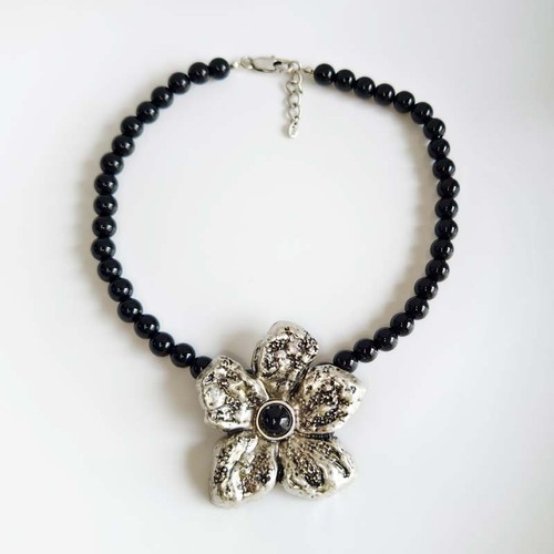 Zara flower pendant - 16",
