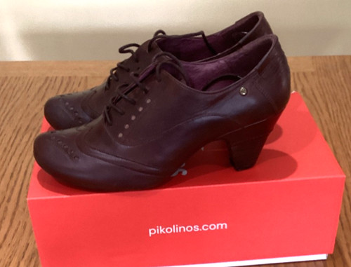 Woman brown leather shoe
