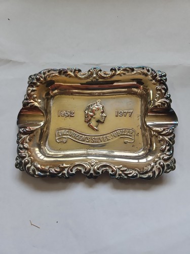 Vintage 1977 queen - queen, elizabeth