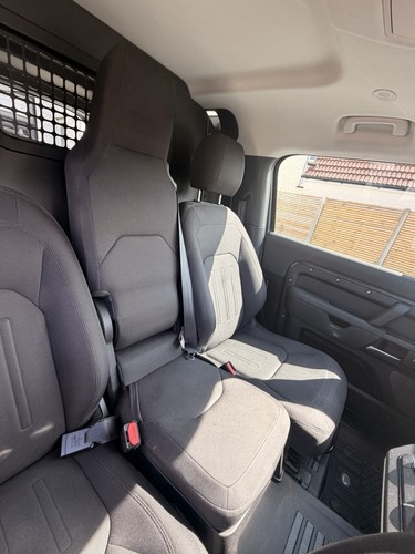 Land rover defender - jump, seat
