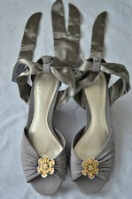 Ribbon tie dress shoes –