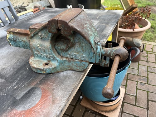 Record steel bench vice - no,