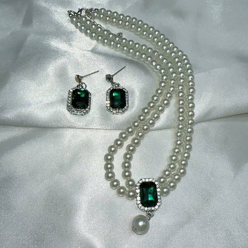 Emerald green vintage necklace - vintage,