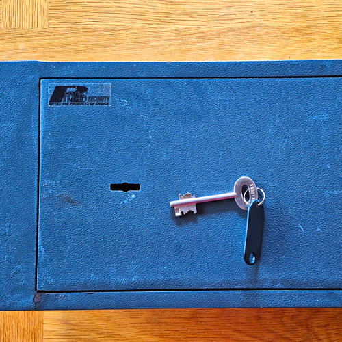 Safe small wall floor - safe.,