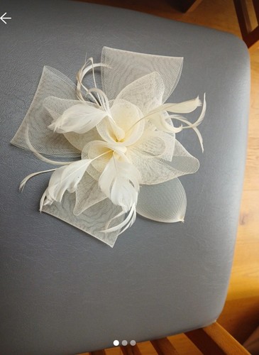 Cream fascinator with - fascinator, comb