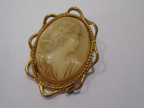 Pretty vintage cameo brooch
