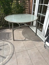 Outdoor round table up to 6 glass top
