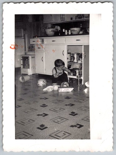 Vtg snapshot baby boy - b&w,