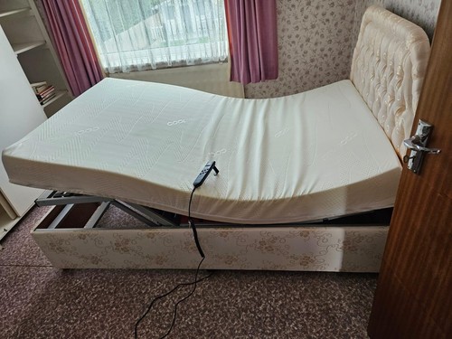 Adjustable 4ft bed - -, pristine